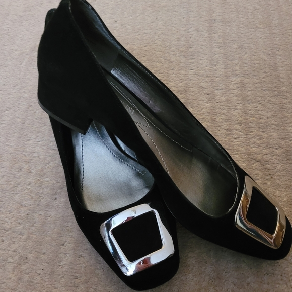 Size 7 - Enzo Angiolini black suede dressy flats with silver buckle - Picture 5 of 5